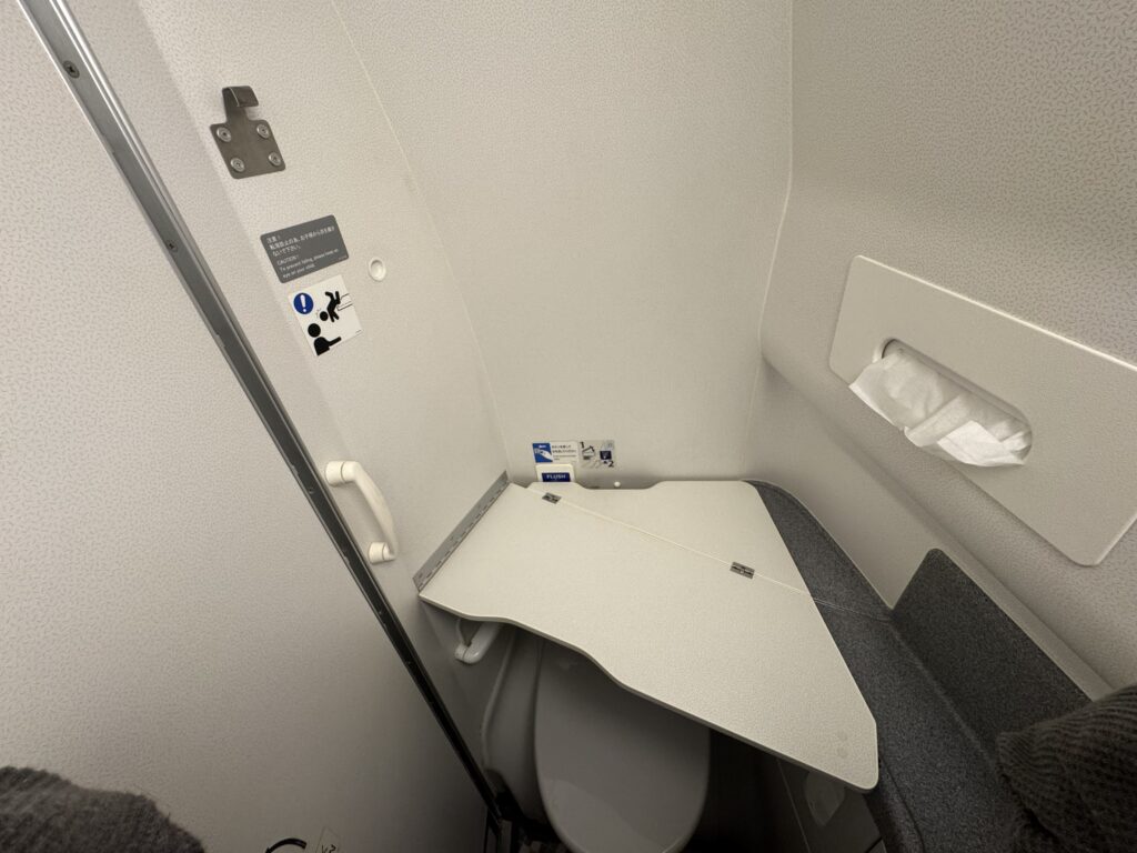 機内トイレのおむつ交換台